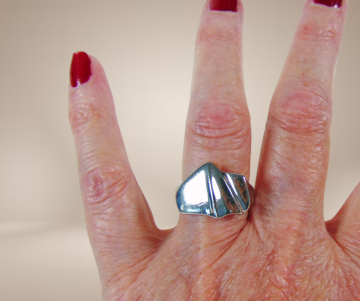 Modernistische asym zilveren ring beige achtergrond 5