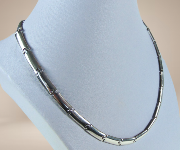 Modernistische bolle lange schakels ketting dk beige achtergrond 1