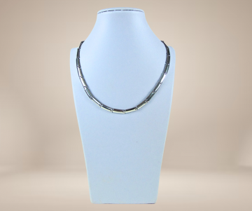 Modernistische bolle lange schakels ketting dk beige achtergrond 2