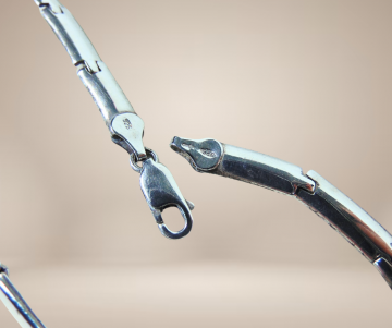 Modernistische bolle lange schakels ketting dk beige achtergrond 3