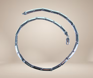 Modernistische bolle lange schakels ketting dk beige achtergrond 4