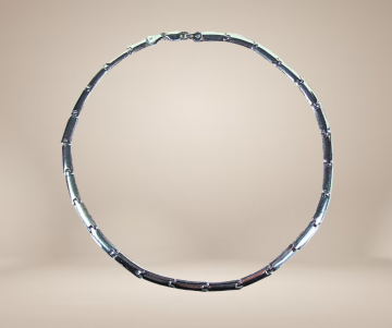 Modernistische bolle lange schakels ketting dk beige achtergrond