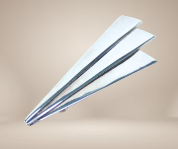 Modernistische flits vliegtuigje broche beige achtergrond 1