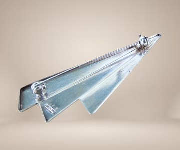 Modernistische flits vliegtuigje broche beige achtergrond 3