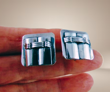 Modernistische sterling zilveren vierkante schroef oorbellen beige achtergrond