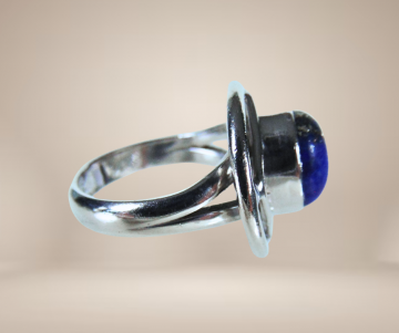 Modernistische zilver lapis lazuli ring rond beige achtergrond