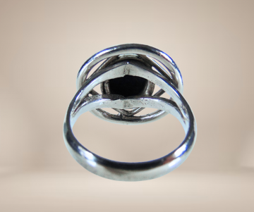 Modernistische zilver lapis lazuli ring rond beige achtergrond 1
