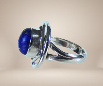 Modernistische zilver lapis lazuli ring rond beige achtergrond 2