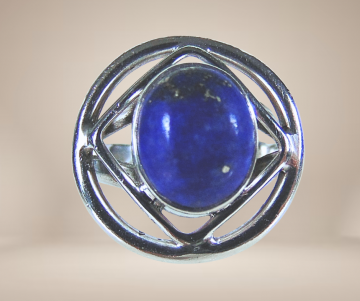 Modernistische zilver lapis lazuli ring rond beige achtergrond 3