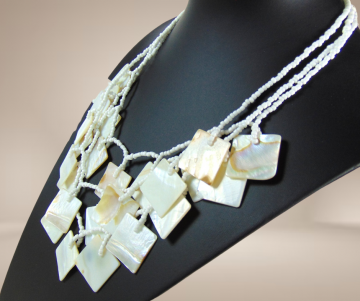 Mop parelmoer vierkanten speelse witte ketting beige achtergrond