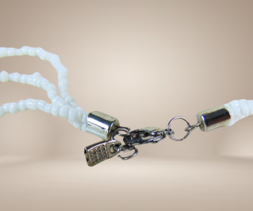 Mop parelmoer vierkanten speelse witte ketting beige achtergrond 4