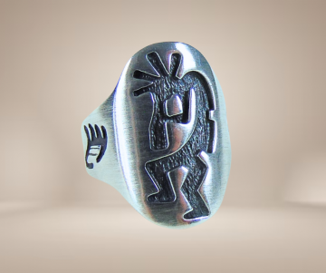 Mp zilveren kokopelli brede ring beige achtergrond 2