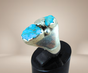 Na zuni grote zilveren ring gesneden turquoise blaadjes beige achtergrond
