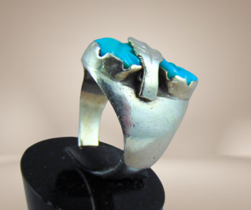 Na zuni grote zilveren ring gesneden turquoise blaadjes beige achtergrond 3