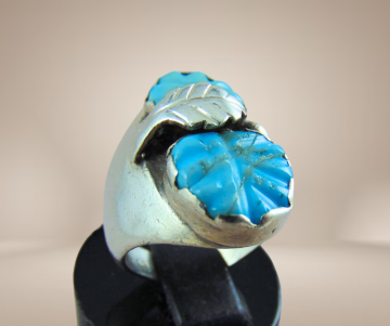 Na zuni grote zilveren ring gesneden turquoise blaadjes beige achtergrond 4