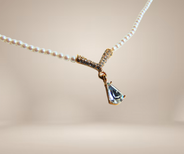 Napier faux parel strass ketting beige achtergrond