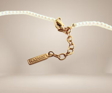 Napier faux parel strass ketting beige achtergrond 1