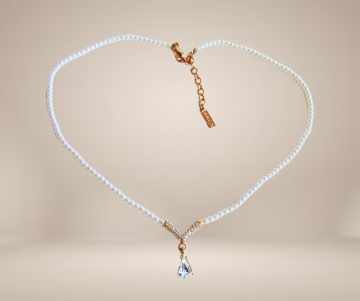 Napier faux parel strass ketting beige achtergrond 2