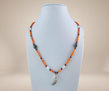 Native american navajo zilver veer oranje edelstenen ketting beige achtergrond
