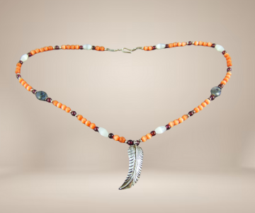 Native american navajo zilver veer oranje edelstenen ketting beige achtergrond 3