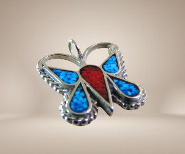 Native american navajo zilveren turquoise koraal chips inleg vlinder hanger beige achtergrond 1