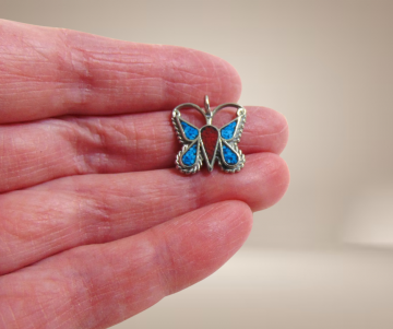 Native american navajo zilveren turquoise koraal chips inleg vlinder hanger beige achtergrond 3