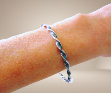 Native brede draai armband zilver 1 beige achtergrond 1