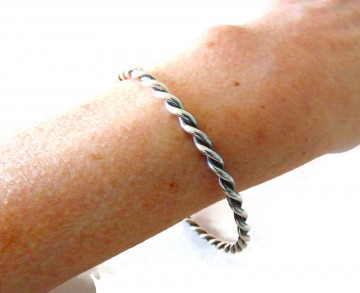 Native iets wijdere draai zilveren armband 1