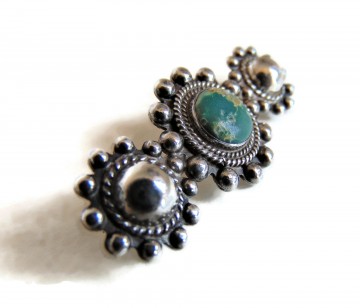 Native langewerpige zilver broche 2 domes groene turquoise cabochon 3
