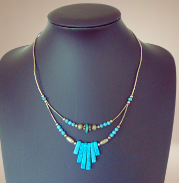 Native stijl liquid silver zilverkleur turquoise howliet ketting beige achtergrond 2