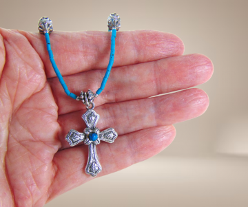 Native stijl liquid zilver ketting tuquoise pijpjes en kruis hanger beige achtergrond 5