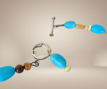 Natuurlijke turquoise been zaden zilver sluiting ketting beige achtergrond