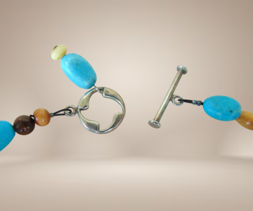 Natuurlijke turquoise been zaden zilver sluiting ketting beige achtergrond 1