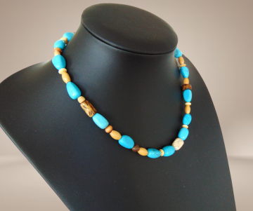 Natuurlijke turquoise been zaden zilver sluiting ketting beige achtergrond 2
