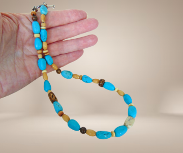 Natuurlijke turquoise been zaden zilver sluiting ketting beige achtergrond 4