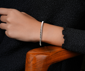 Navajo draai wijd slaven armband  pr 2 op arm hout stoel