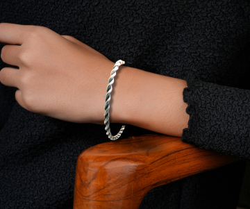 Navajo draai wijd slaven armband  pr 3 op arm hout stoel