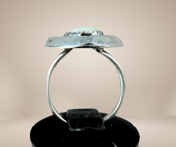 Navajo gegoten zilveren ruitvorm ring parelmoer beige achtergrond