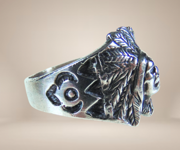 Navajo indianen kop ring zilver beige achtergrond 2