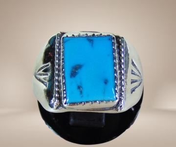 Navajo native american zilver ring rechthoek turquoise stamp zijkant beige achtergrond 1