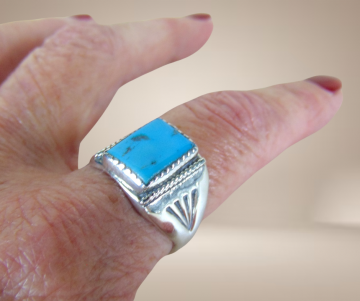Navajo native american zilver ring rechthoek turquoise stamp zijkant beige achtergrond 2