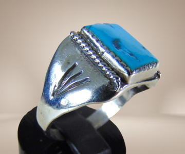 Navajo native american zilver ring rechthoek turquoise stamp zijkant beige achtergrond 3