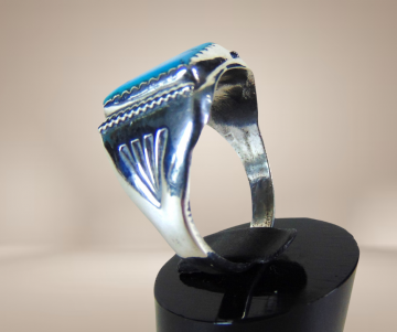Navajo native american zilver ring rechthoek turquoise stamp zijkant beige achtergrond 4