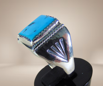 Navajo native american zilver ring rechthoek turquoise stamp zijkant beige achtergrond 5