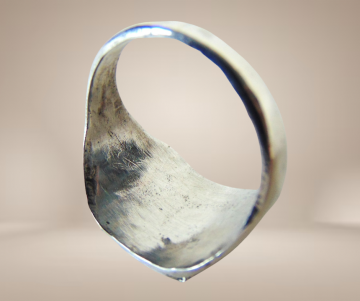 Navajo native american zilver ring rechthoek turquoise stamp zijkant beige achtergrond 7