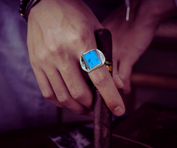 Navajo native american zilver ring rechthoek turquoise stamp zijkant op hand