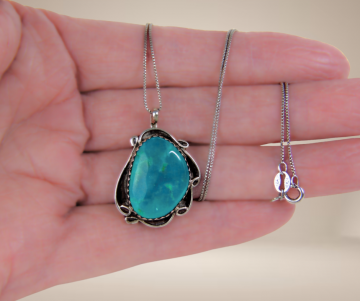 Navajo turquoise hanger ketting beige achtergrond 1