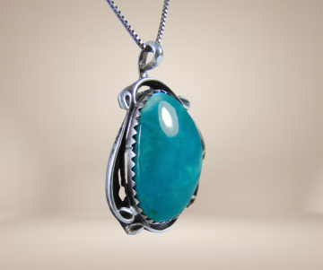 Navajo turquoise hanger ketting beige achtergrond 2