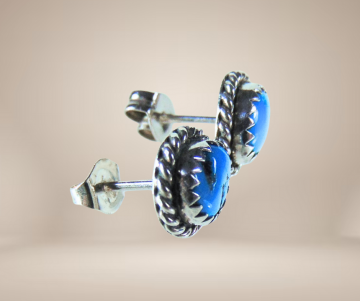 Navajo zilver turquoise oorbellen knopjes beige achtergrond 1