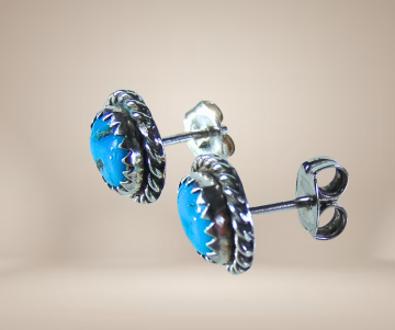 Navajo zilver turquoise oorbellen knopjes beige achtergrond 2